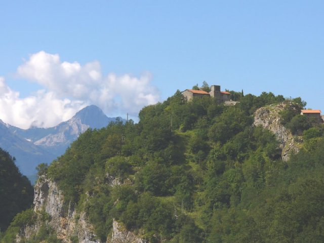 Rocca Soraggio vista dal paese di Villa